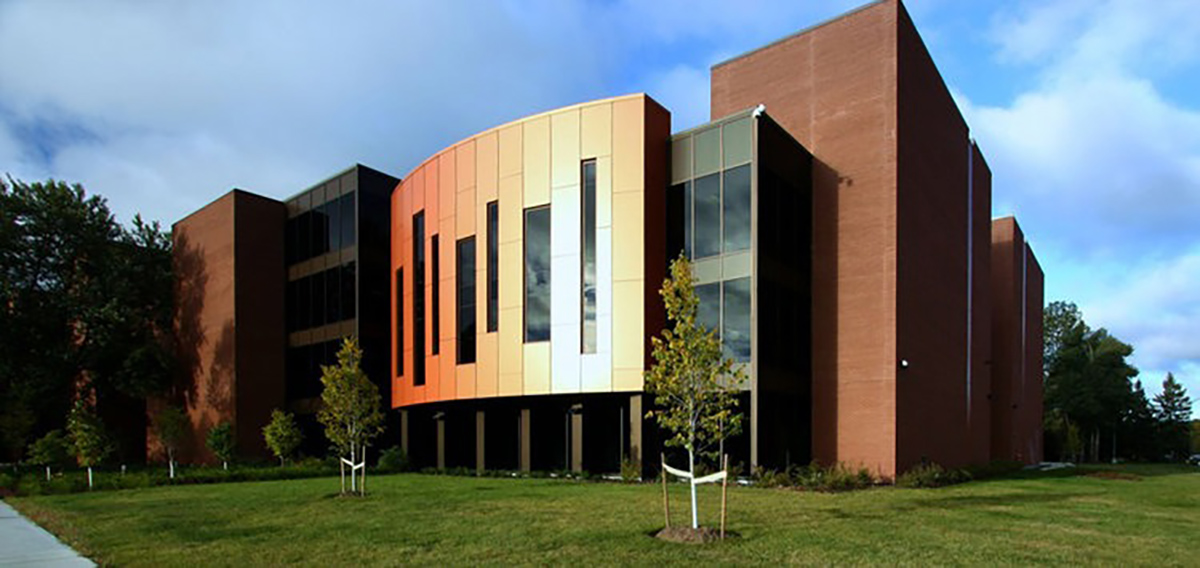  Kiến trúc ngoại thất của trường Cao đẳng Confederation