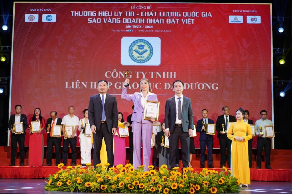 Du học UOE tỏa sáng tại lễ vinh danh top 5 “Thương hiệu uy tín Chất lượng Quốc gia 2024”