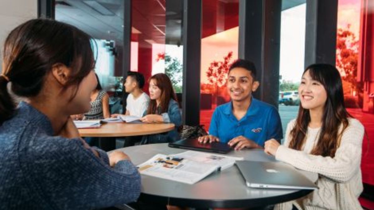 Sinh viên quốc tế được trao bằng chứng nhận hoàn thành khóa học