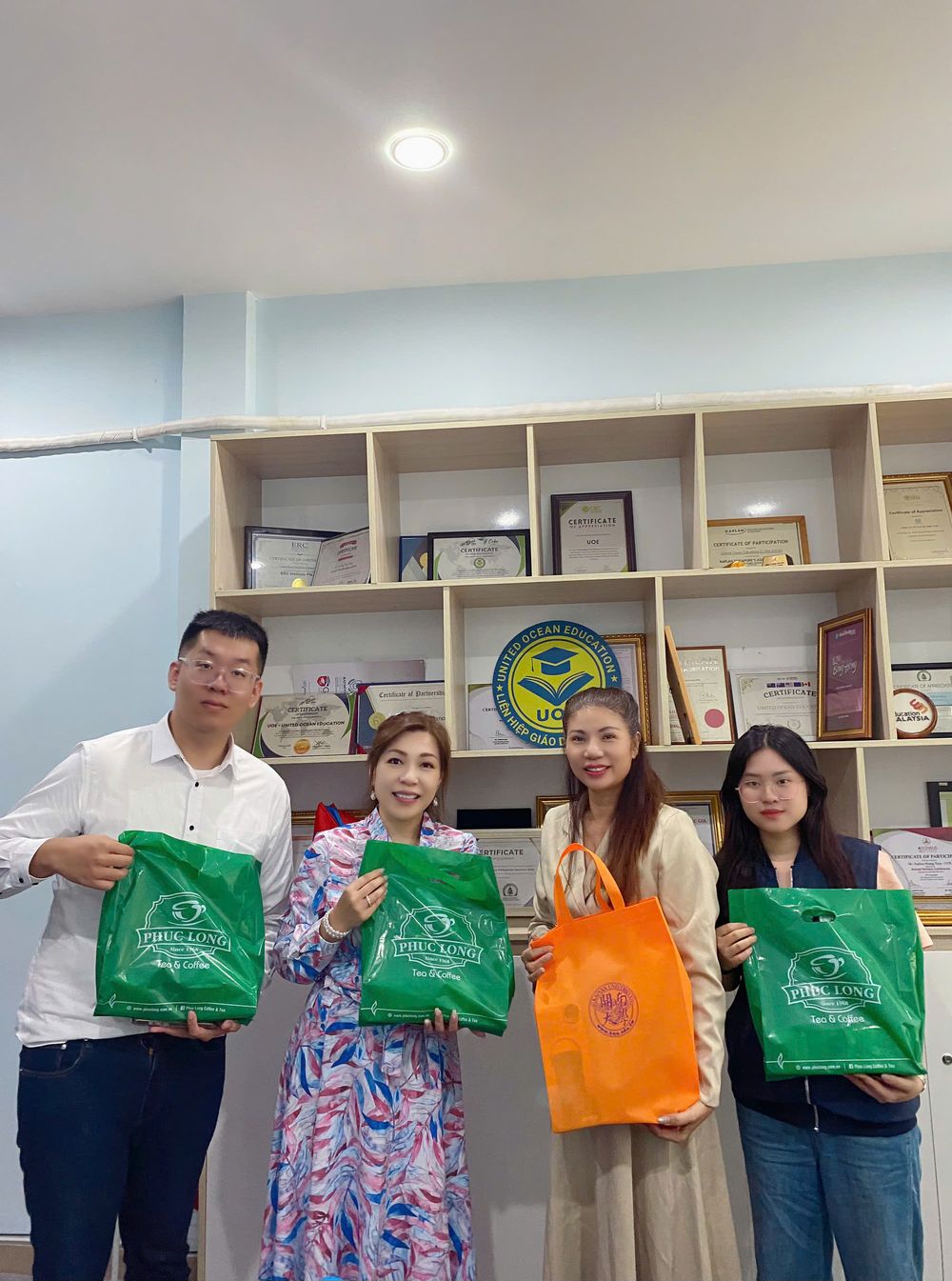 Đại diện trường ghé UOE