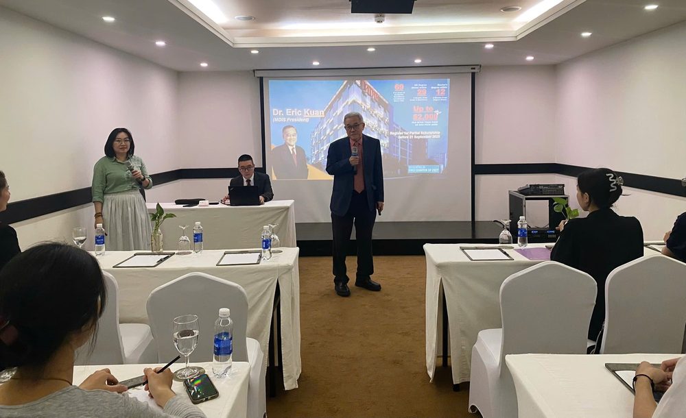 Chuyên viên UOE tư vấn cho học sinh, phụ huynh